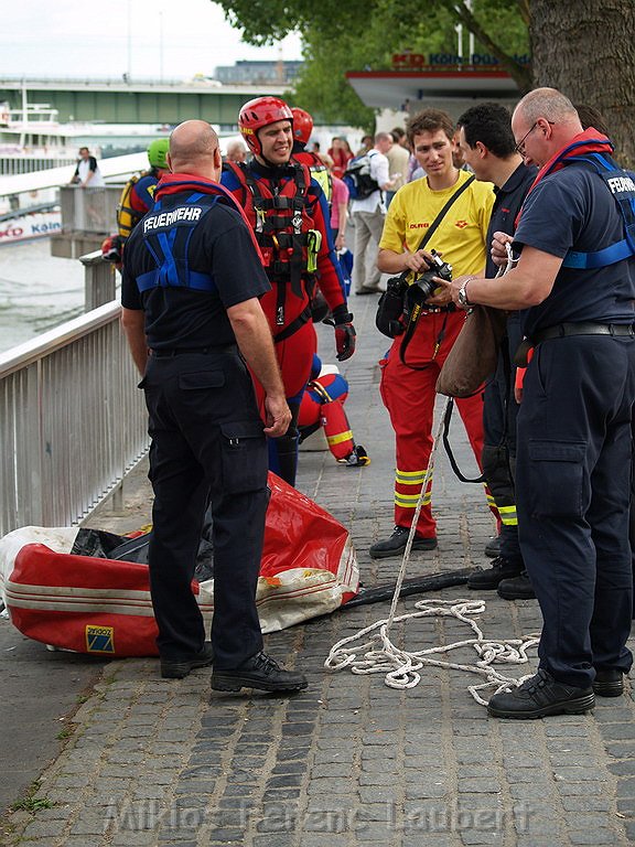 Uebung BF Koeln und DRLG Person im Rhein bei Koeln P956.JPG